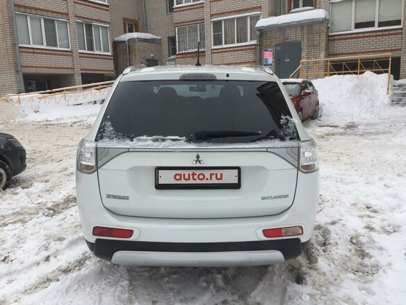 2014 Mitsubishi Outlander III Рестайлинг, белый - вид 4