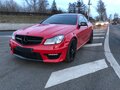 Красныйбмвмерседес ц класа АМГ