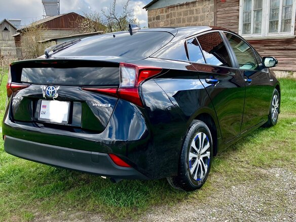 2021 Toyota Prius IV Рестайлинг (XW50), чёрный, 2100000 рублей - вид 4