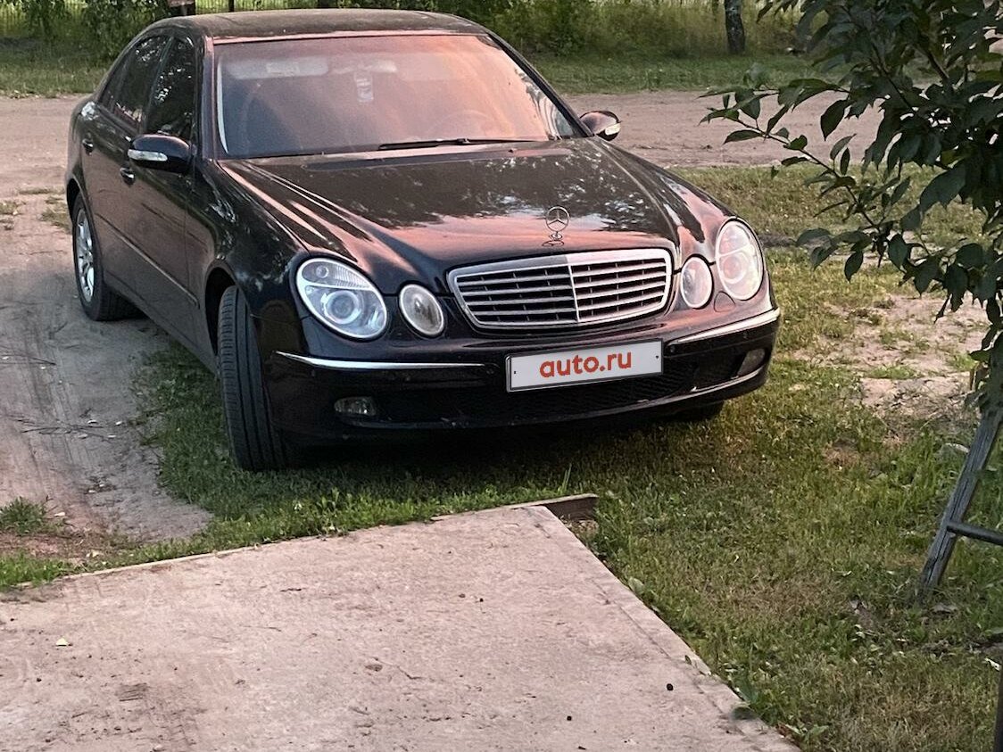 Мерседес е черный