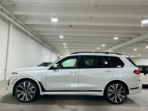 2022 BMW X7 40i I (G07) Рестайлинг, белый - вид 3