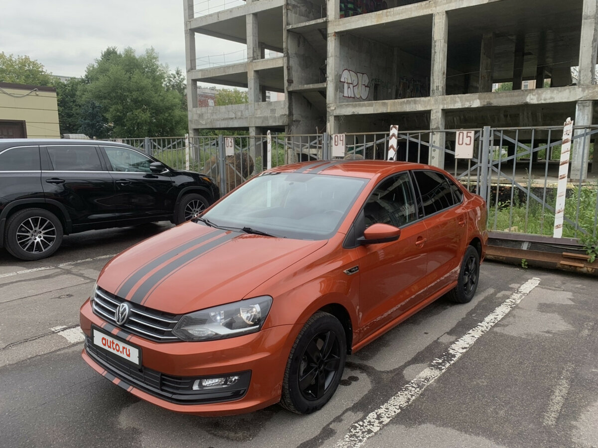 Оранжевый VW Polo sedan 2013
