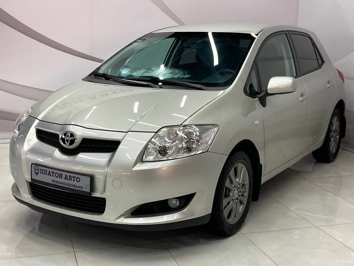 Toyota Auris 2008 спереди