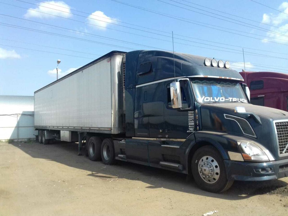 Volvo VNL 670 С прицепом