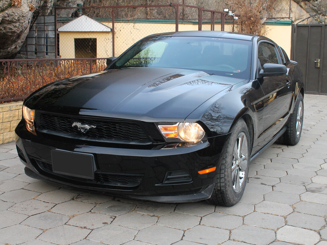 Ford Mustang 2012 черный