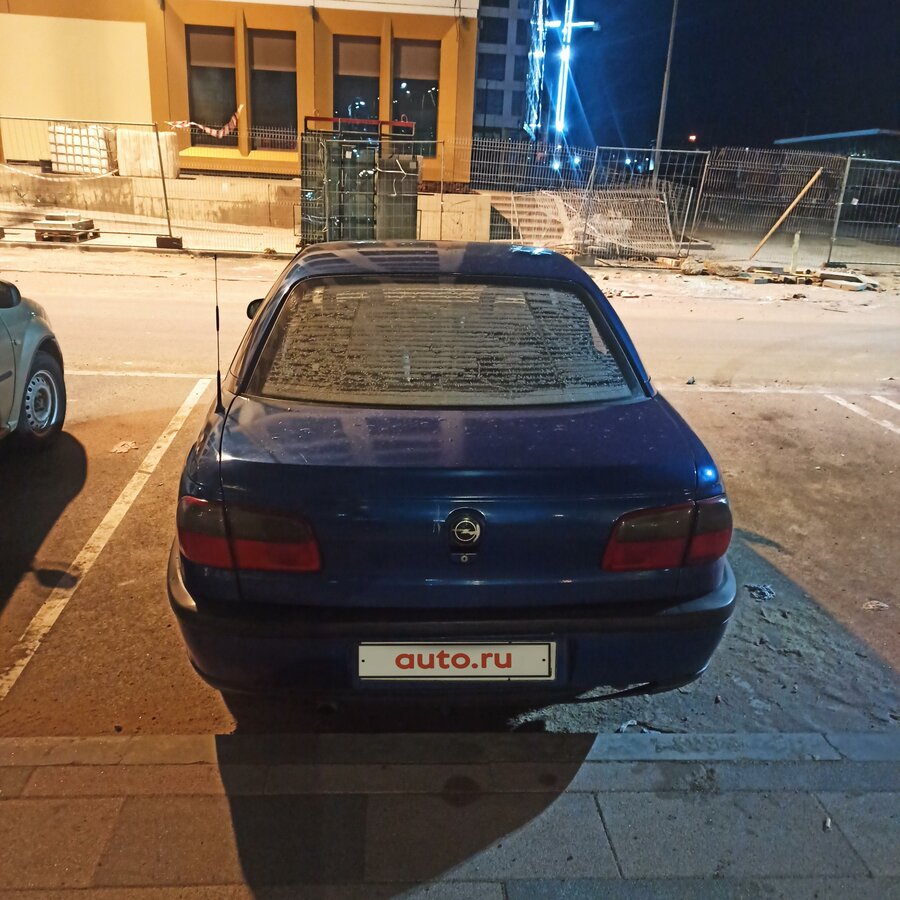 Синий опель омега
