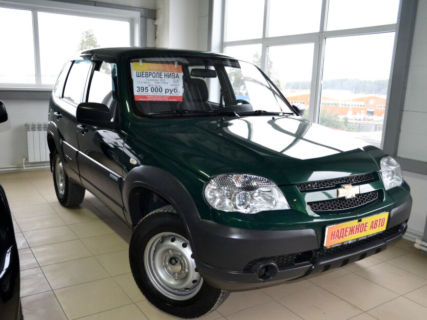 Chevrolet Niva зеленая