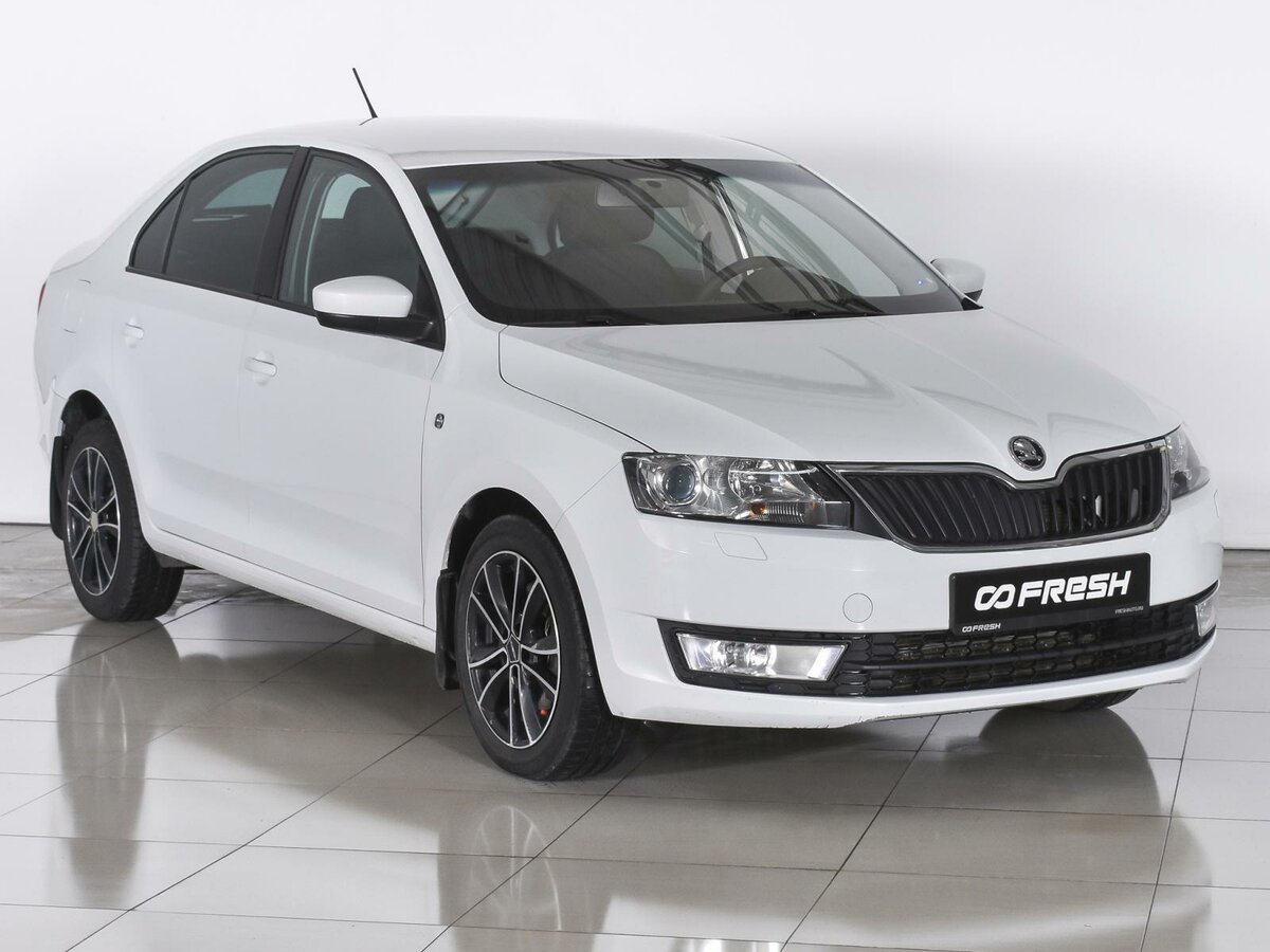 Белая Skoda Rapid 2015