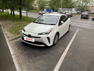 2019 Toyota Prius IV Рестайлинг (XW50), белый, 1750000 рублей, вид 1