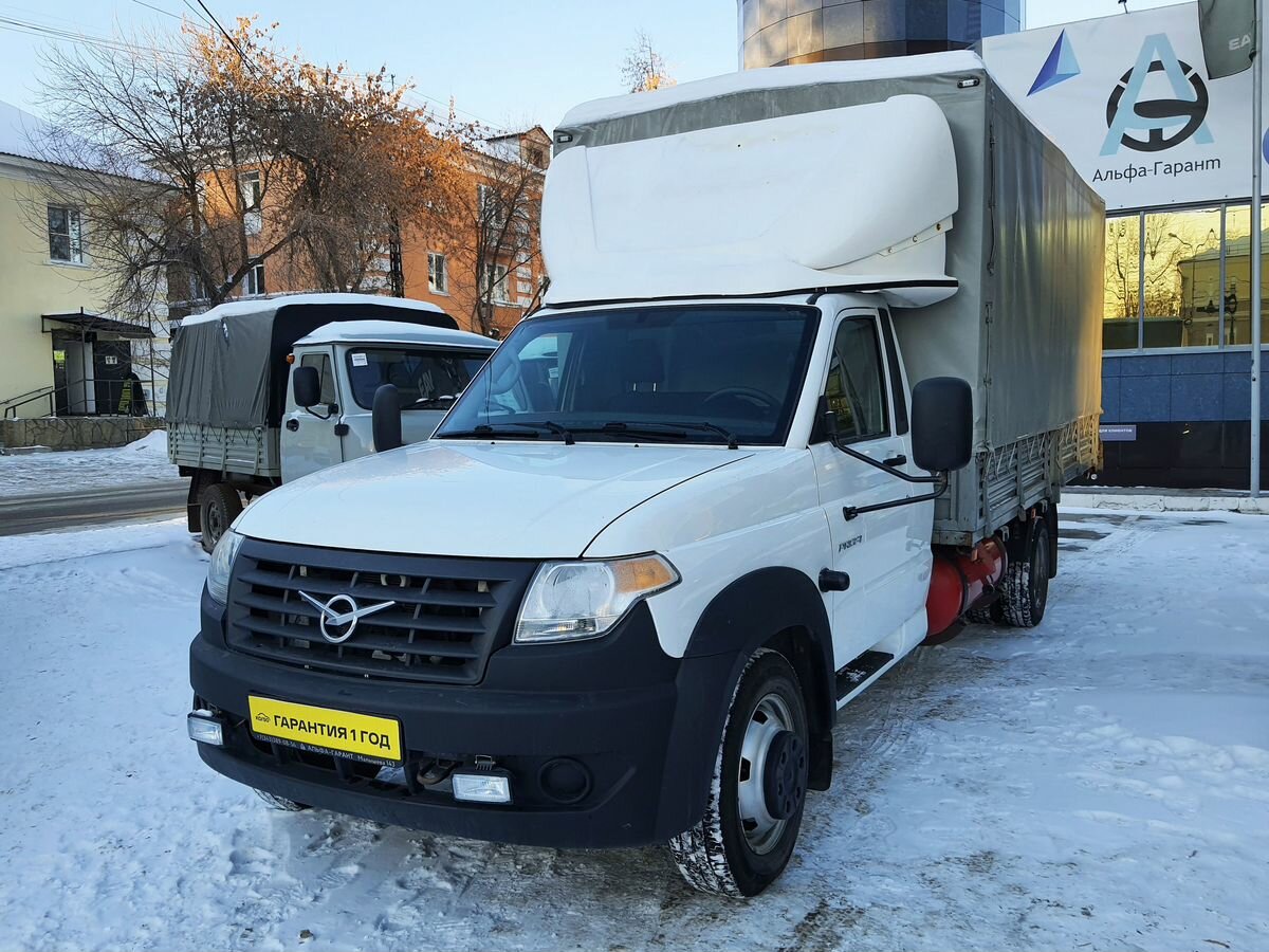 Купить б/у УАЗ Профи бензин механика в Екатеринбурге: белый бортовой