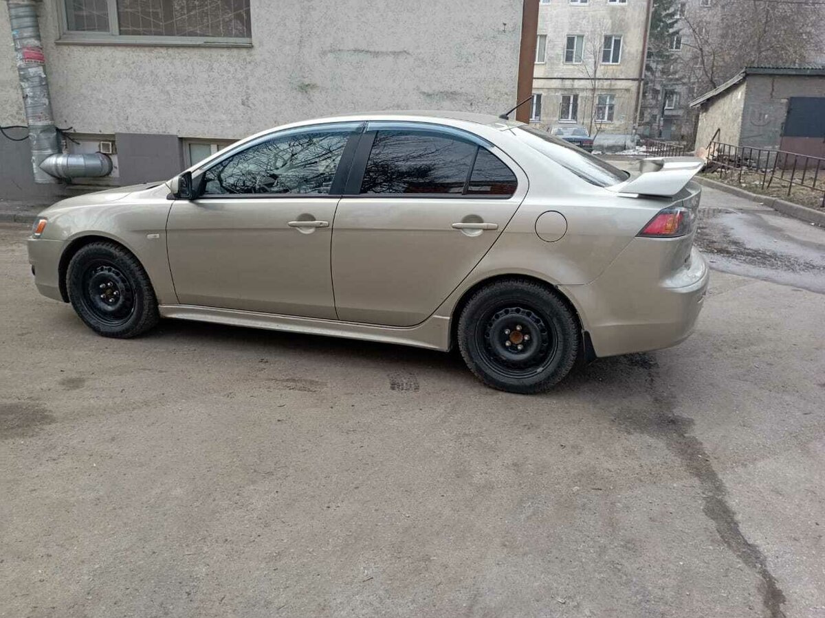Бежевый мицубиси лансер