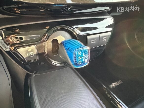 2022 Toyota Prius IV Рестайлинг (XW50), белый, 1851099 рублей - вид 22