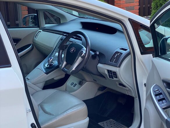 2010 Toyota Prius III (XW30), белый, 1200000 рублей - вид 4