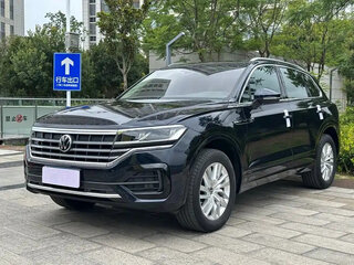 2022 Volkswagen Touareg III, чёрный, 4535500 рублей, вид 1