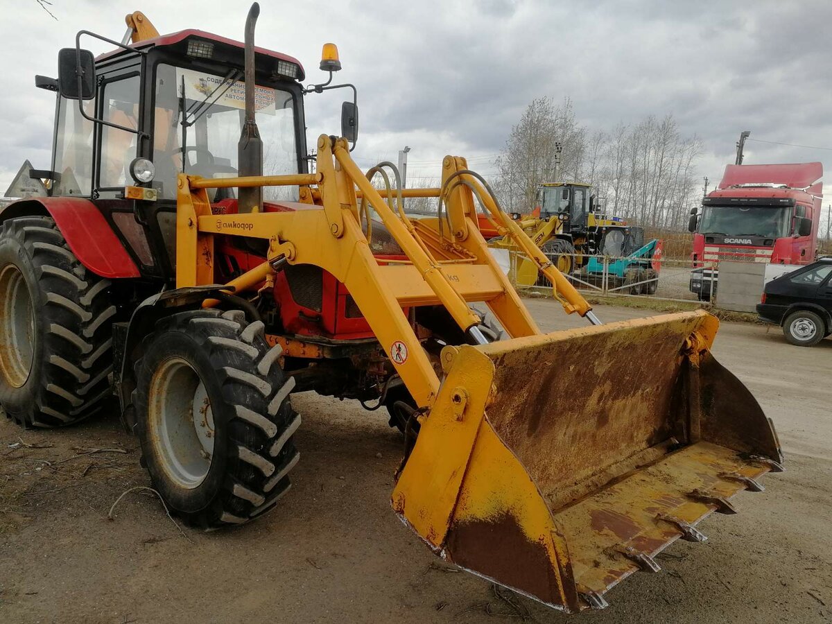 Купить б/у МТЗ Экскаваторы-погрузчики в Перми: красный экскаватор ...
