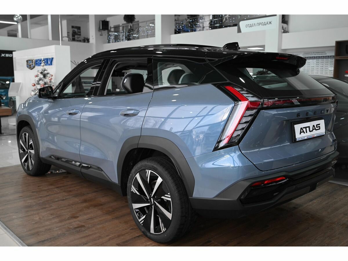 Новый Geely Atlas для России отличается от китайского: у него более консервативн