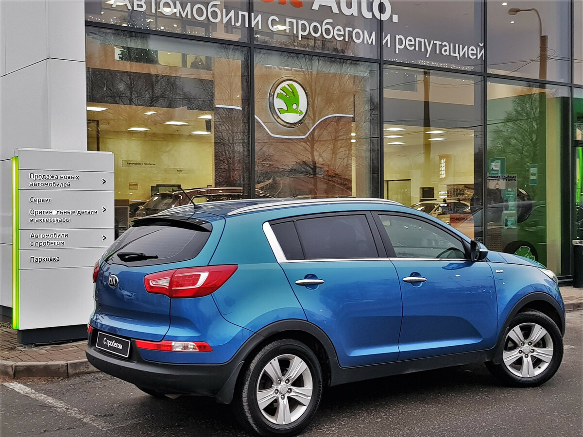 Кия Спортейдж сзади синяя