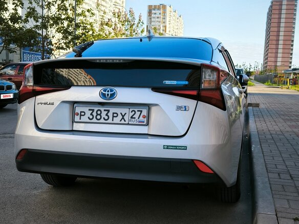 2019 Toyota Prius IV Рестайлинг (XW50), серебристый, 1910000 рублей - вид 3