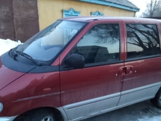 Красный Ниссан Серена