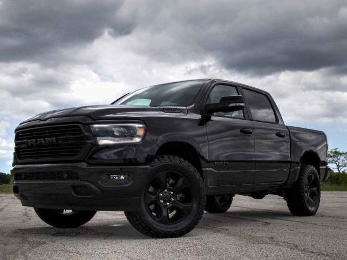 2018 RAM 1500 Crew Cab V, чёрный.