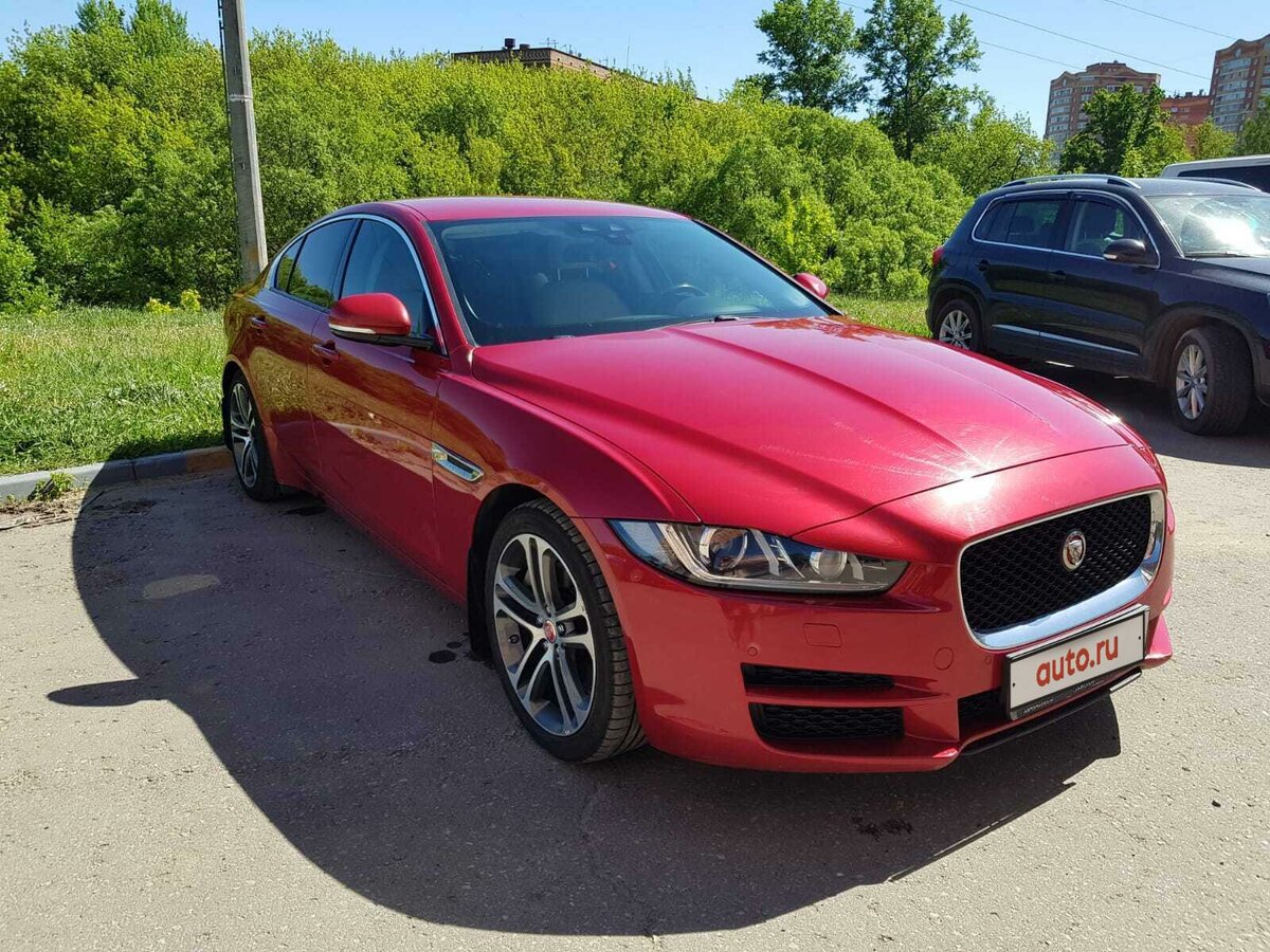 Jaguar xe красный