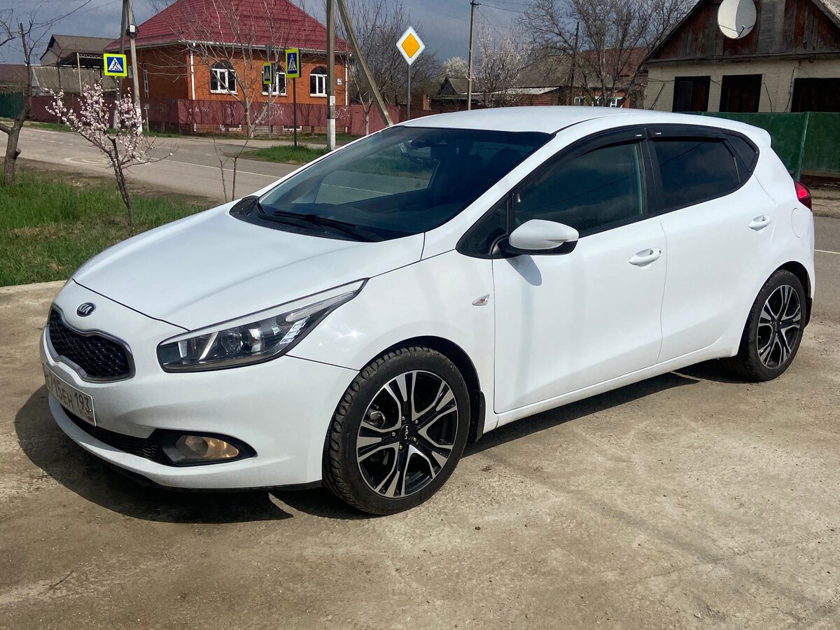 Купить б/у Kia Ceed II 1.6 MT (129 л.с.) бензин механика в Москве: белый Киа Сид