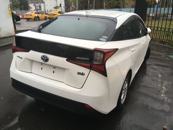 2019 Toyota Prius IV Рестайлинг (XW50), белый, 1799000 рублей - вид 16