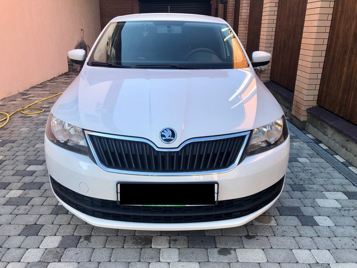 Белая Skoda Rapid 2015