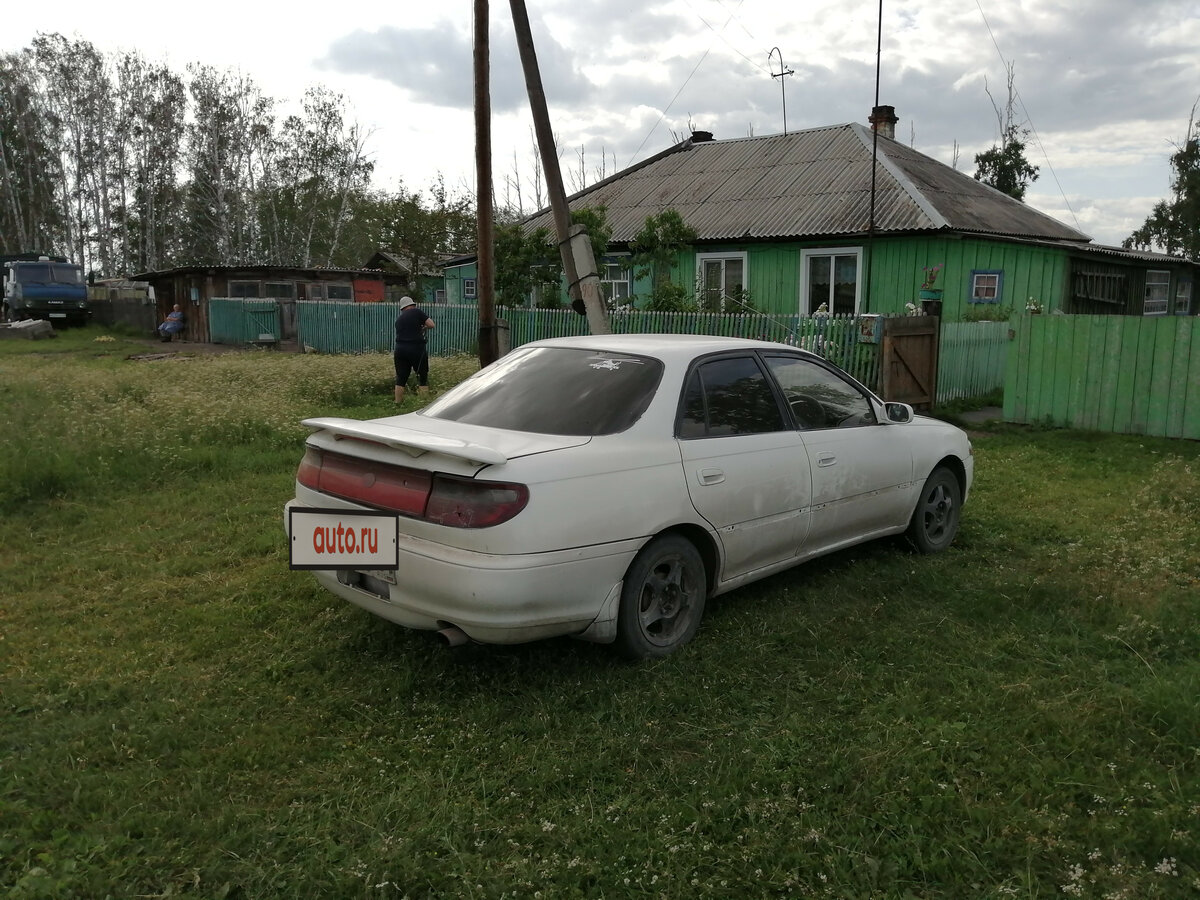 Тойота Карина е белая 1992