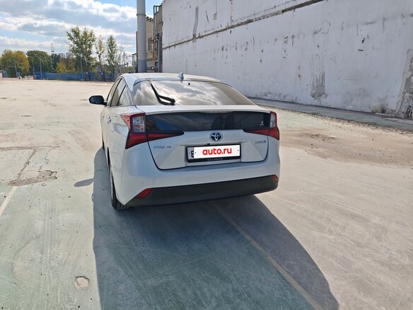 2020 Toyota Prius IV Рестайлинг (XW50), белый, 2750000 рублей - вид 5