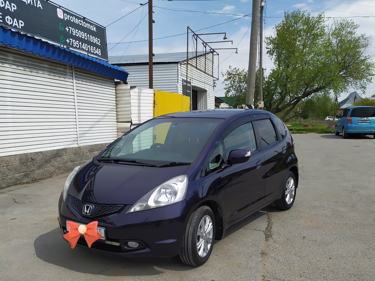 Купить б/у Honda Fit II 1.3 CVT (100 л.с.) бензин вариатор в Омске ...