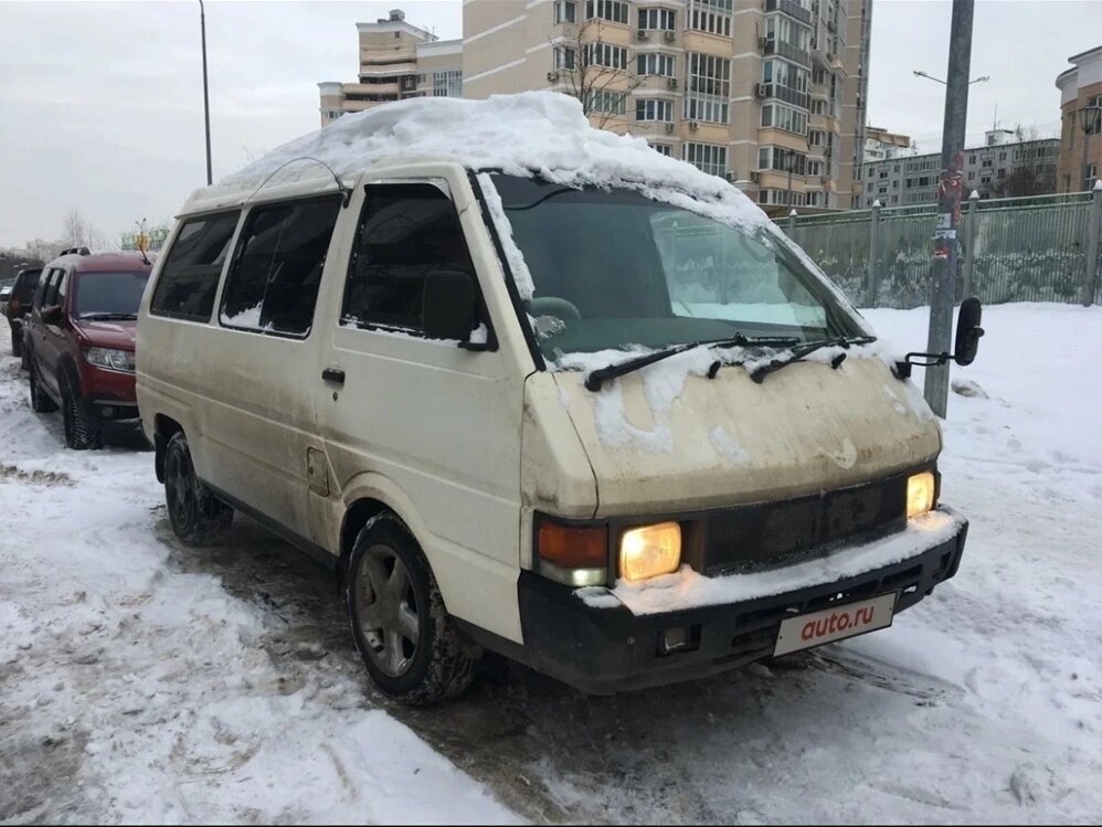 Белый минивэн ниссан