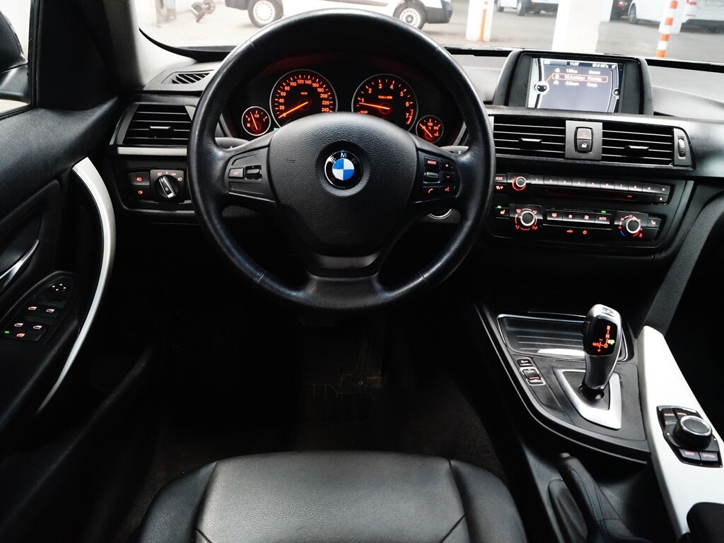 Чем отличается bmw 320i от 320i