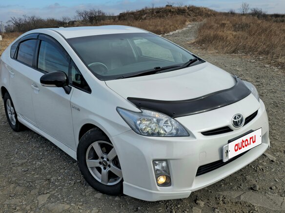 2011 Toyota Prius III (XW30), белый, 900000 рублей - вид 1