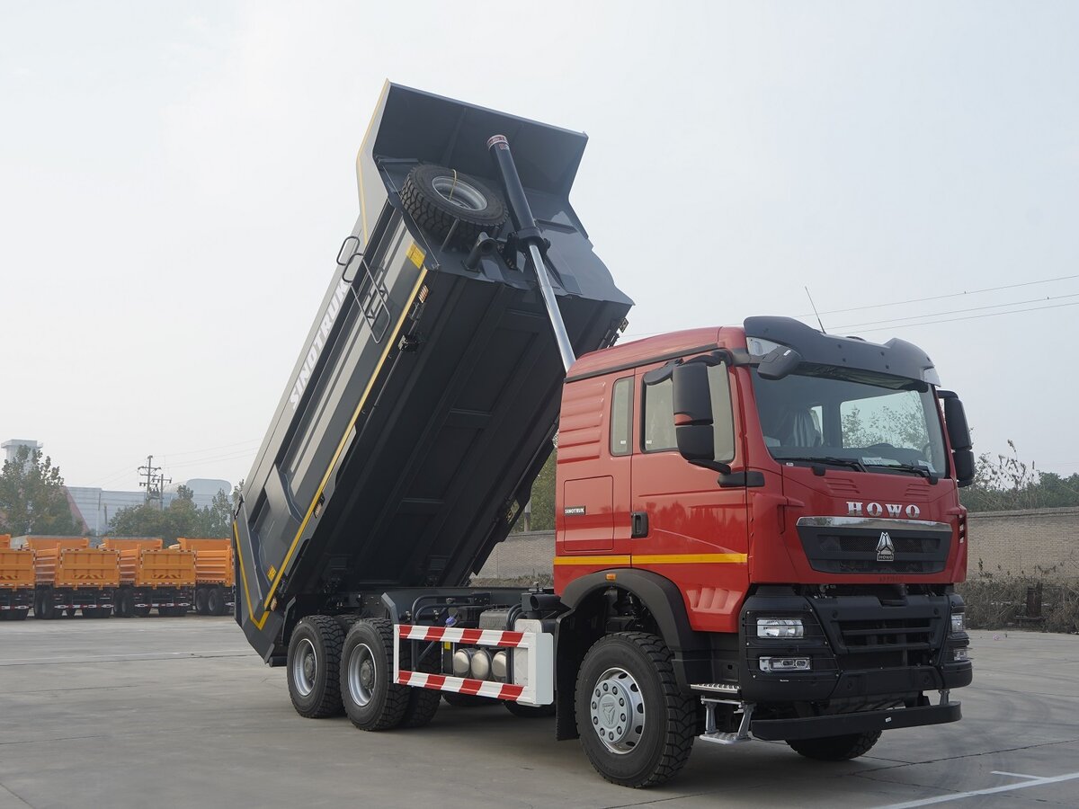 Купить б/у Sinotruk Howo T5G в Казани: красный самосвал 2023 года по ...