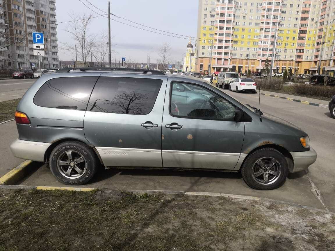 Тойота Сиенна 2002 год