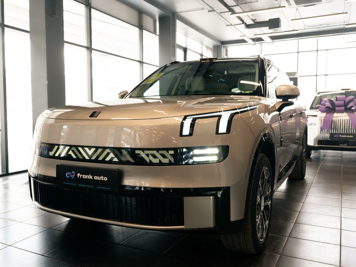 Lynk & Co 900