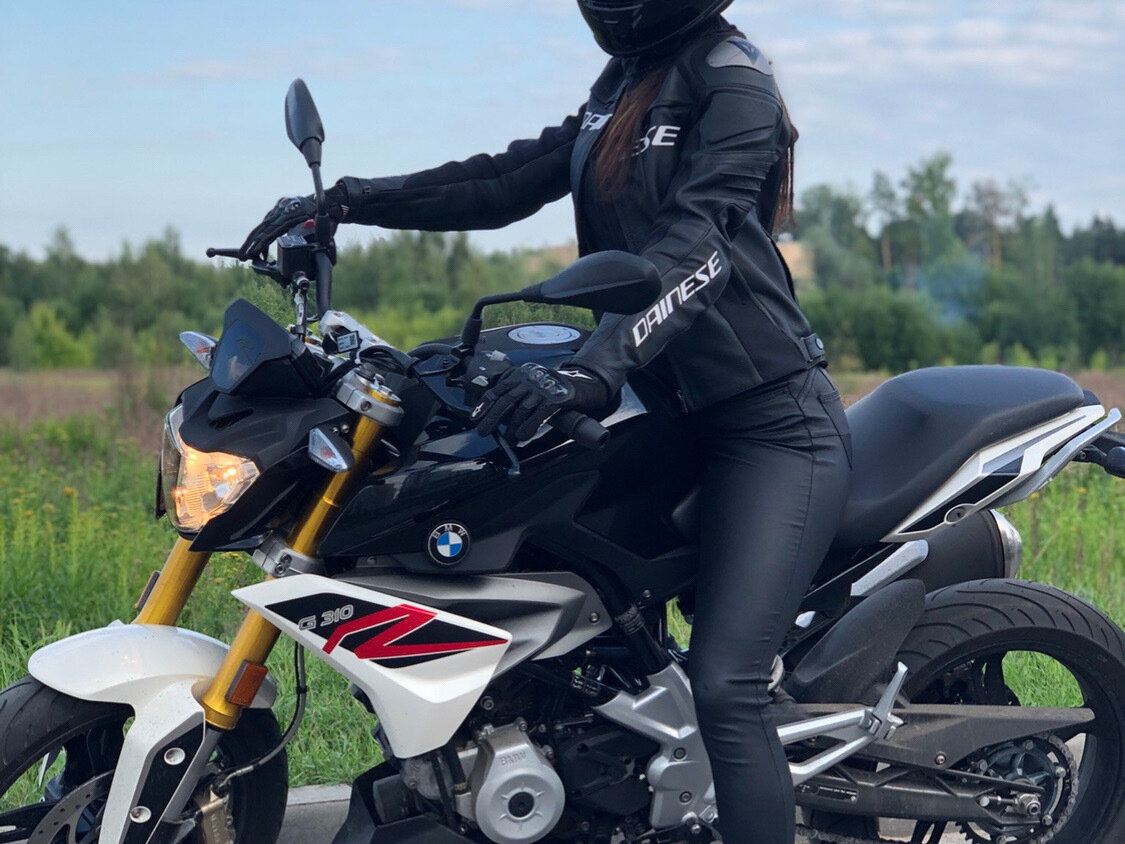 Девушка на BMW GS