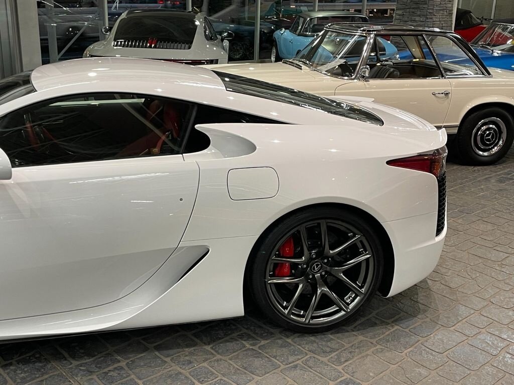 Купить б/у Lexus LFA 2010-2012 4.8 AMT (560 л.с.) бензин робот во ...