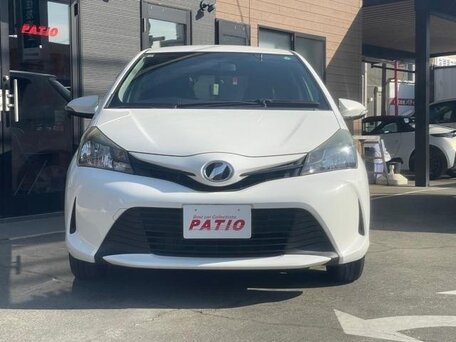 2015 Toyota Vitz III (XP130) Рестайлинг, белый, 752580 рублей, вид 1