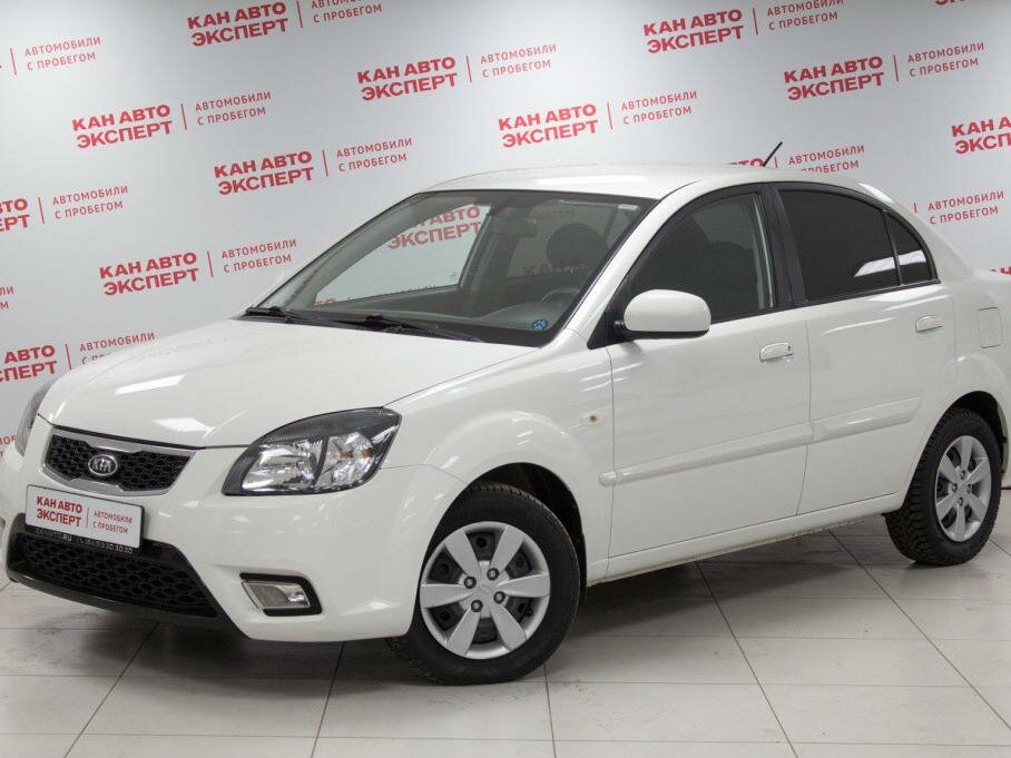 Белая Kia Rio 2011