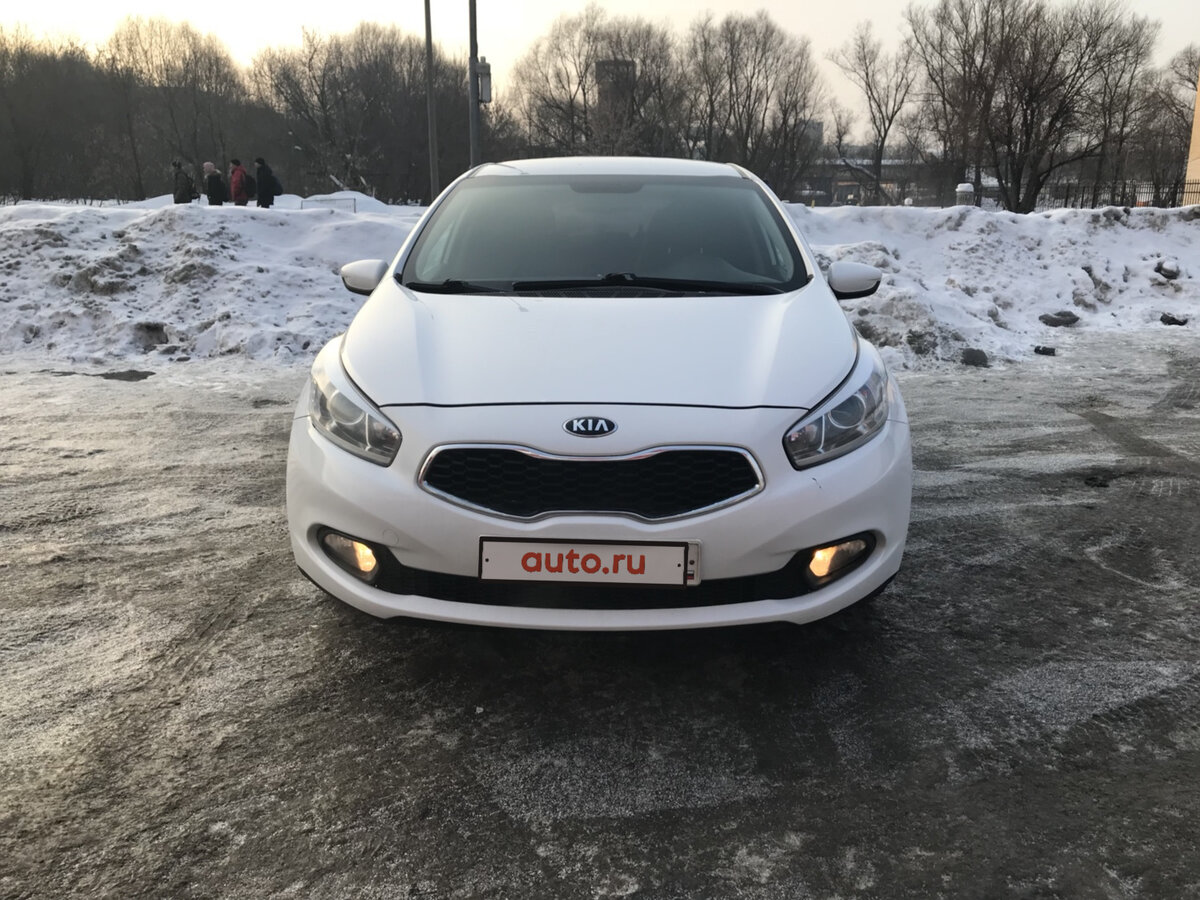 Разбитая Kia Ceed белая купе