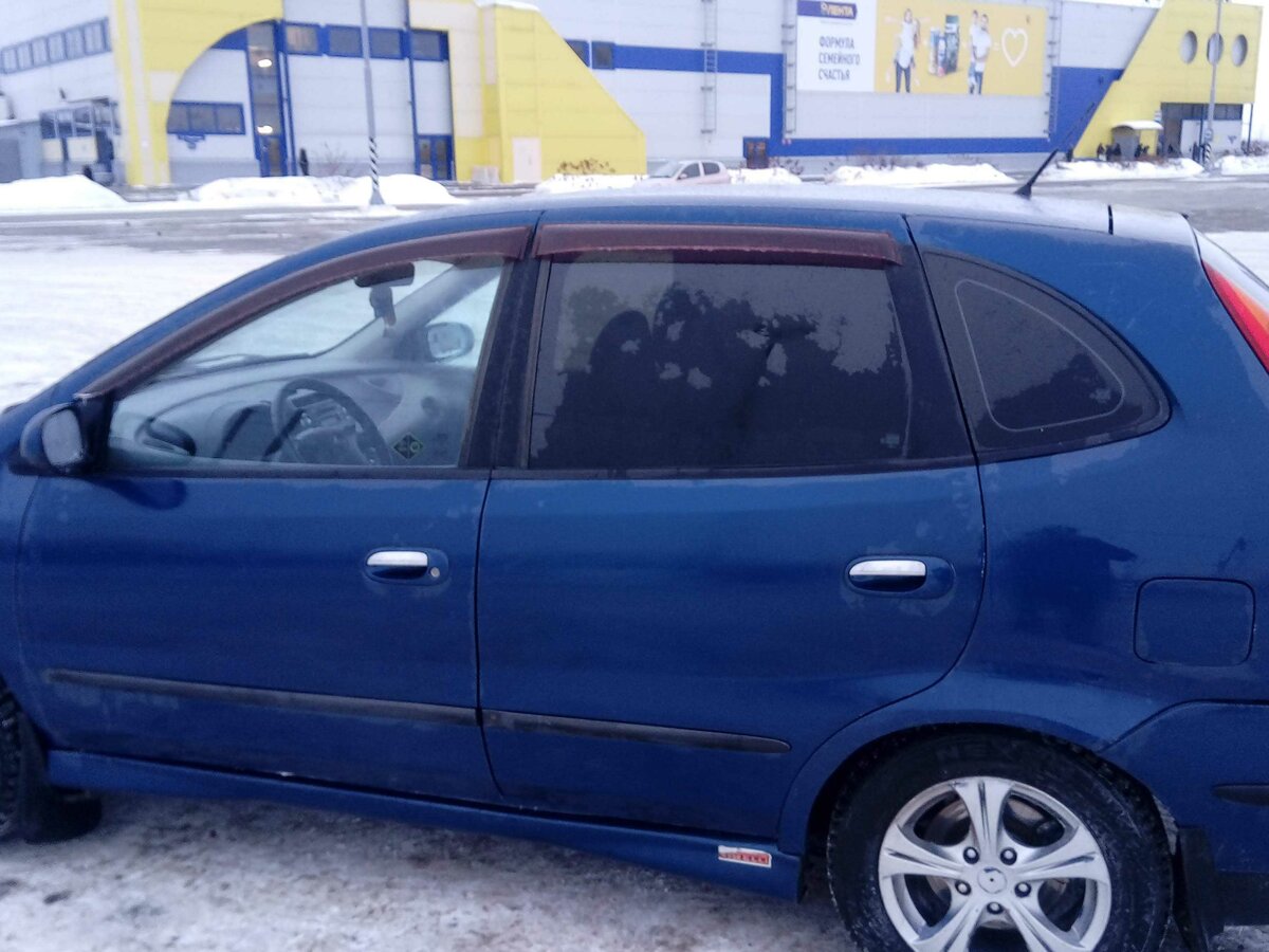 Ниссан Тино синий 2000