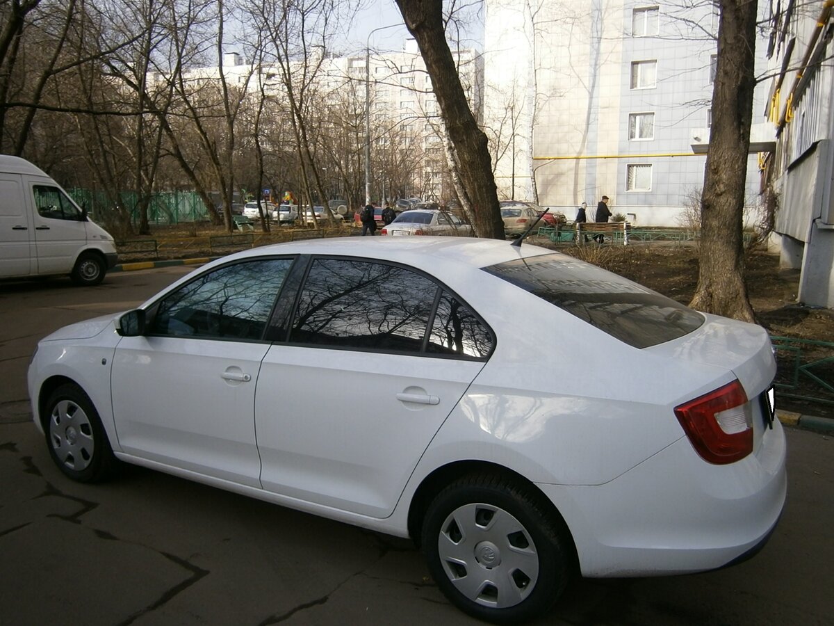 Шкода Рапид белая сбоку