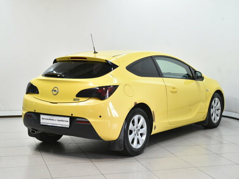 Opel Astra GTC желтая