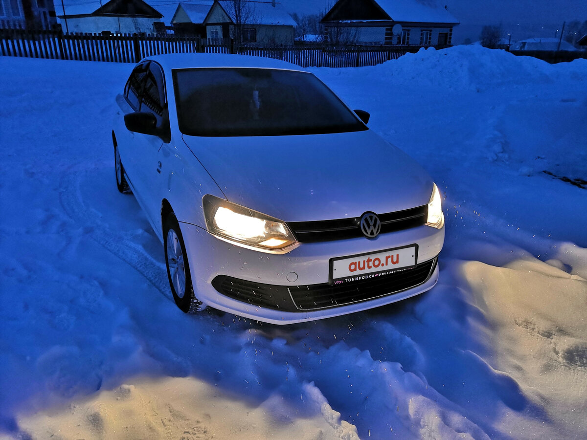 Белый седан Volkswagen Polo зима