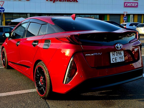 2018 Toyota Prius IV Рестайлинг (XW50), красный, 2700000 рублей - вид 7