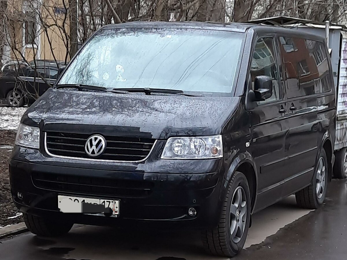 Черный минивэн фольксваген
