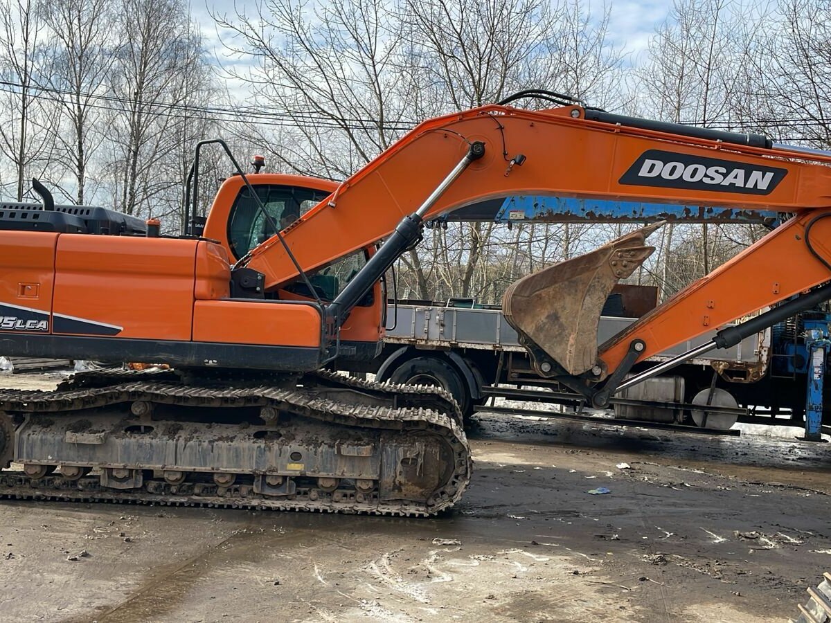 Купить б/у Doosan DX225 в Ивантеевке: оранжевый гусеничный экскаватор ...