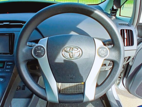 2010 Toyota Prius III (XW30), серый, 1030000 рублей - вид 16
